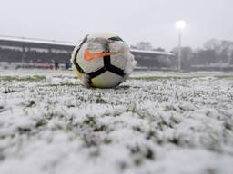 Sneeuw maakt voetballen in Dordrecht niet mogelijk. (Archiefbeeld VI Images)