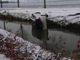 Een auto is in de sloot beland in Geffen.