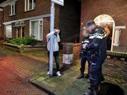 De verdachte vastgebonden aan een paal in Oisterwijk (foto: Toby de Kort/MaricMedia).