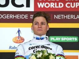 Bloemen voor Mathieu van der Poel (foto: VI Images).