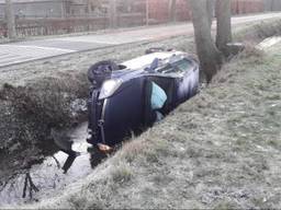 Ook in Zeeland belandde een auto in de sloot. (Foto: Marco van den broek/ SQ Vision)