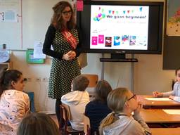 Schrijfster Anja Vereijken geeft les aan groep 6 van basisschool Mozaïek in Helmond.