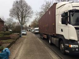 Vrachtwagens rijden dagelijks dwars door St. Hubert.