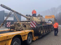 De tank komt aan in Grave.