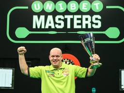 Michael van Gerwen met één van zijn vier Masters-bekers (foto: VI Images).