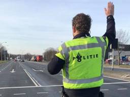 Hoofdagent Jip roept iedereen op om respectvol om te gaan met hulpdiensten als er een ongeluk is gebeurd.