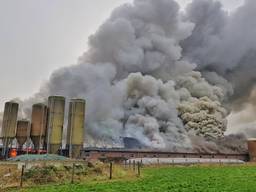 De brand is enorm (foto: Toby de Kort)