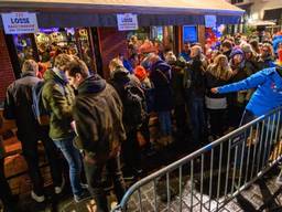 Een enorme rij voor de kaartverkoop van Klûntocht in Breda (Foto: Tom van der Put, SQ Vision Mediaprodukties).