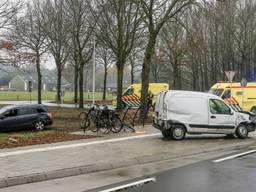 Twee auto's raakten zwaar beschadigd een ongeluk in Lieshout (foto: Danny van Schijndel)