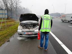 De behulpzame automoblist bluste de auto. (Foto:SQ Vision Mediaprodukties)