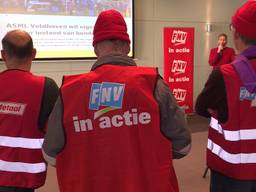 Stakende ASML-medewerkers worden toegesproken door de vakbonden (foto: Raoul Cartens)