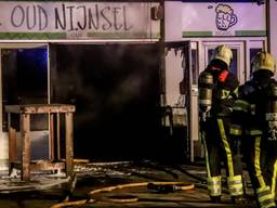 De brandweer bluste het vuur in het eetcafé. (Foto: GinoPress/Danny van Schijndel)