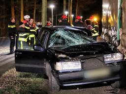 De bestuurder van de auto is gewond naar het ziekenhuis gebracht. (Foto: Toby de Kort)