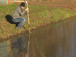 Schaatsen op grotere plassen is niet veilig. (Foto:archief)