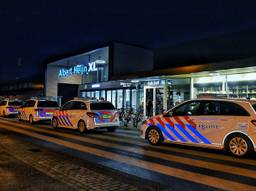 De politie kwam met zes auto's naar de winkel toe (foto: Toby de Kort)