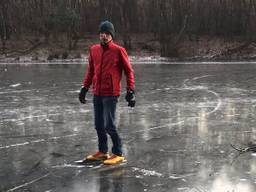 Sjaak van Loon schaatste maandagochtend als eerste (en enige) op het natuurijs in de Loonse en Drunense Duinen bij Kaatsheuvel (Foto: Cor Bouma)