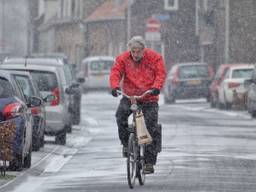 Een man op de fiets door de sneeuw in Breda. (Foto: Toby de Kort/De Kort Media)