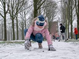 Kinderen van Auris Florant in Tilburg maken sneeuwballen. Foto: Toby de Kort