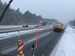 Strooiwagen op pad op de A2 bij Maarheeze (foto: Florian van Velthoven)