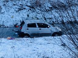 Nog een in auto in de sloot op de A50. (Foto: AS Media)