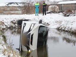 De elektrische auto lag op zijn zijkant in het water (Foto: Gabor Heeres SQ Vision Mediaprodukties).