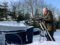 De voortent sneeuwvrij maken. (foto: Youssef Zerrouk)