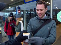 Reizigers op station Helmond krijgen donderdag twee gratis koppen koffie.