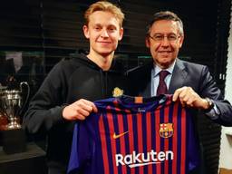 Frenkie de Jong met voorzitter Josep Maria Bartomeu van FC Barcelona. (Foto: ANP)