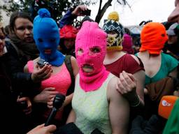 Leden van Pussy Riot met hun kenmerkende bivakmutsen