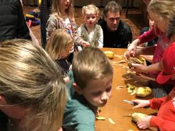 De kinderen schillen fanatiek de aardappels (Foto: Maurice Broeren)