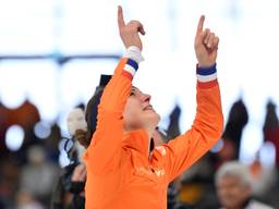 Ireen Wüst droeg haar WK-zege op aan de overleden Paulien van Deutekom (foto: VI Images).