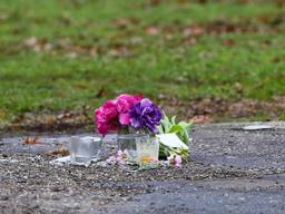 Bloemen op de plek waar maandag Hakan Zatsan werd doodgeschoten (Foto: Charles Mallo)