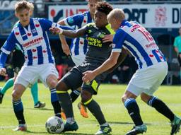 Steven Bergwijn in duel met drie Heerenveen-spelers (foto: VI Images).