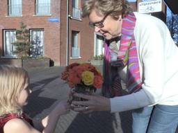 Izis (4) maakt boeketjes van oude bloemen en geeft ze aan ouderen in de buurt.