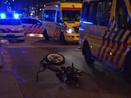 Er was een ongeluk tussen een politiewagen en snorfiets op de Spoorlaan (Foto: Jeroen Stuve).