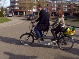 Lodewijk Asscher protesteert op de fiets. (foto: Raymond Merkx)