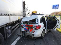 De politie-auto raakte zwaar beschadigd. (Foto: Tom van der Put/ SQ Vision)