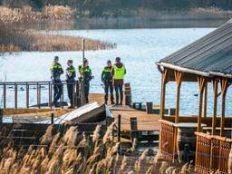 Politie doet onderzoek na de vondst van de dode man (foto: Sem van Rijssel/SQ Vision Mediaprodukties).