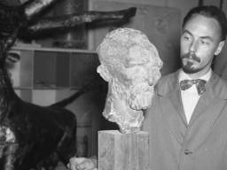 André Schaller in zijn atelier met zijn portret van Vincent van Gogh (foto: Wim van Rossem (Anefo), NationaalArchief)