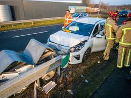 De auto botste bovenop een stuk vangrail. (Foto: Sem van Rijssel/SQ Vision)