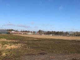 Op deze plek in Dinteloord moet in de toekomst woonruimte voor 250 arbeidsmigranten komen. (Foto: Edwin Vossen)