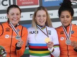 Een glunderende Inge van der Heijden in haar regenboogtrui (Foto: Orange Pictures)