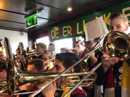 Muziek makende jeugd in Oeteldonk