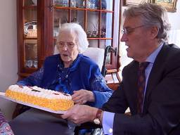 De 105-jarige Rietje van Tuijn-Smulders met burgemeester Jorritsma. (foto: Eva de Schipper)
