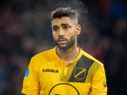 Anouar Kali druipt af na de 3-0 nederlaag van NAC bij De Graafschap. (Foto: VI Images)