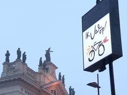 Deze tekst verschijnt als je langs de paal fietst. (foto: Omroep Brabant)