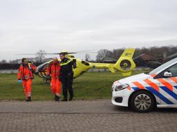 De man raakte bekneld onder zware stellages (foto: Jozef Bijnen/SQ Vision Mediaprodukties)