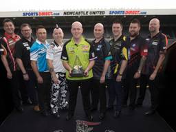 Michael van Gerwen met de zeven andere vaste Premier League-spelers (foto: Lawrence Lustig).