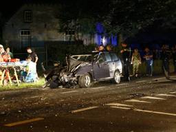 De auto raakte met 129 kilometer per uur een lantaarnpaal en een boom (foto: SK Media)