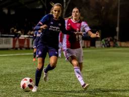 Anna Kristjandottir (links) namens PSV in duel met Marjolijn van den Bighelaar. (Foto: Orange Pictures)